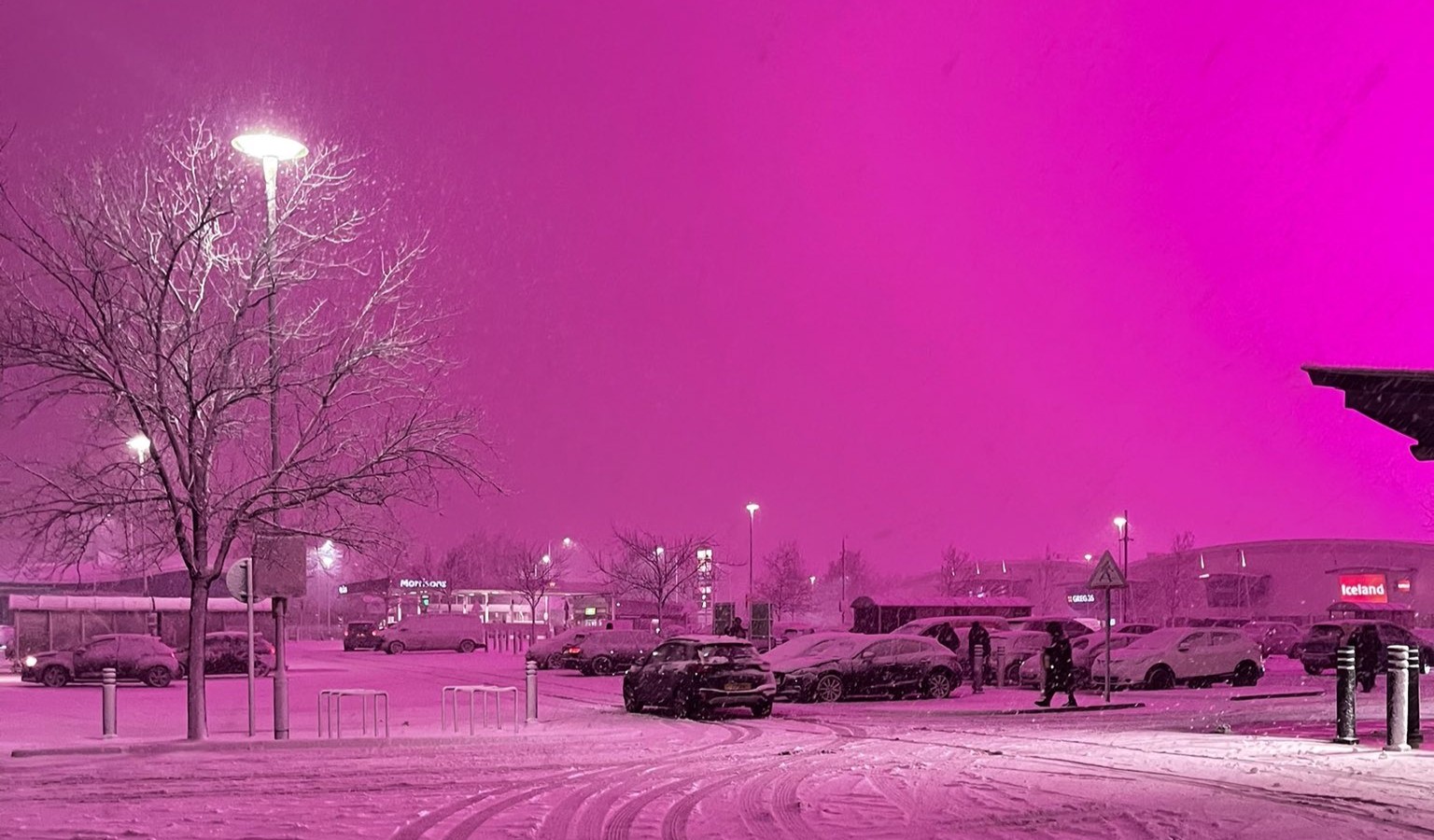 Ο ουρανός βάφτηκε φούξια